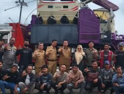 Elfianah Khamami Menyerahkan Bantuan 1 Unit Combine Harvester Pada Brigade Pangan Desa Sungai Badak