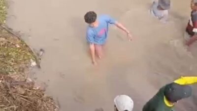 Warga Gotong Royong Bersihkan Sampah di Sungai Gerabak Kecamatan Katibung