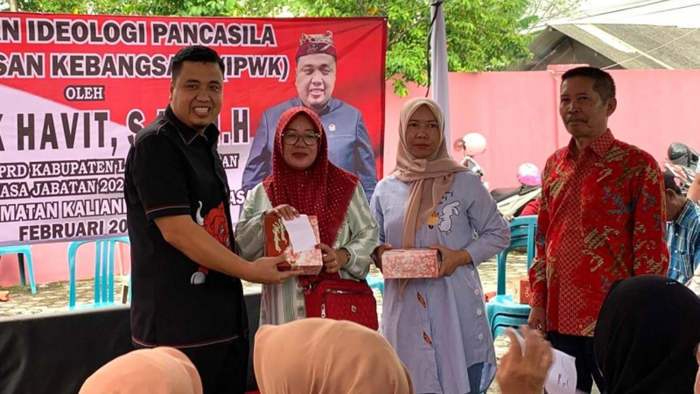 Merik Havit Dan Masyarakat Dalam Sebuah Kegiatan (foto : istimewa)