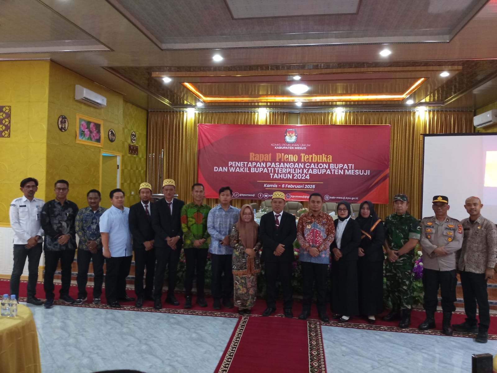 Pleno KPU Mesuji Tetapkan Elfianah dan Yugi Wicaksono Jadi Bupati Dan Wabup Mesuji (foto : KPU Mesuji)