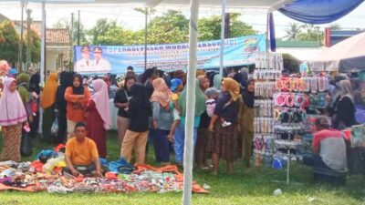 Ibu-Ibu Di Way Panji Terbantu Dengan Adanya Pasar Murah Yang Digelar Pemkab Lamsel