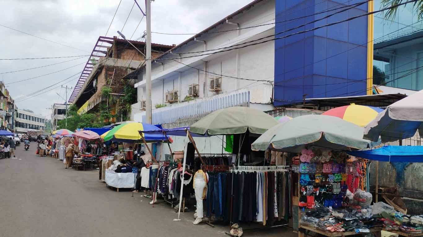Suasana PKL Jalan Bukit Tinggi, Belakang Pasar Bambu Kuning, Bandar Lampung (foto : ranjana.id)