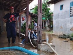 Relawan Bantu Keringkan Rumah Warga Korban Banjir Kawasan Panjang