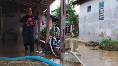 Relawan Bantu Keringkan Rumah Warga Korban Banjir Kawasan Panjang