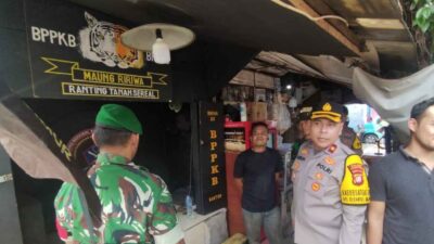Polisi Dan TNI Kawal Penertiban Atribut Ormas Di Tambora, Jakarta Barat