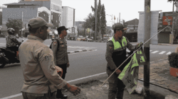 Operasi Berantas Jaya 2025 : Satpol PP Kembangan Tertibkan Atribut Ormas Didampingi Polsek Dan Koramil
