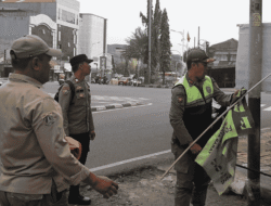 Operasi Berantas Jaya 2025 : Satpol PP Kembangan Tertibkan Atribut Ormas Didampingi Polsek Dan Koramil