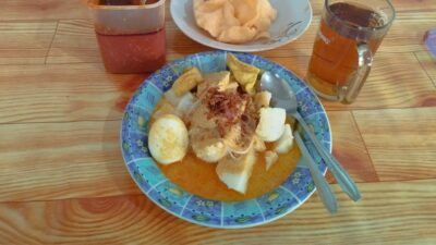 Ketupat Sayur Samping Pegadaian, Harga Terjangkau, Rasa Boleh Diadu
