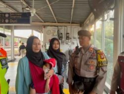 Tersesat Di Jakarta, Ibu dan Tiga Anak Asal Sukabumi Dibantu Polsek Grogol Petamburan Menuju Stasiun