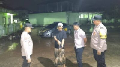 Polsek Pugung Identifikasi Dan Bantu Warga Korban Banjir Bandang Di Pekon Gunung Kasih