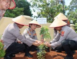Lestarikan Lingkungan, Kapolres Lampung Timur Tanam Pohon Di Polsek Mataram Baru