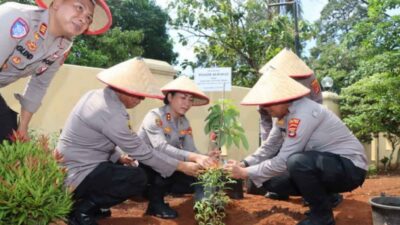 Lestarikan Lingkungan, Kapolres Lampung Timur Tanam Pohon Di Polsek Mataram Baru