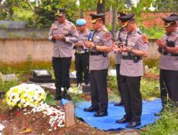 Ziarah Penuh Haru, Kapolda Lampung Kenang Briptu Ghalib Yang Gugur Dalam Tugas Penggerebekan Sabung Ayam Way Kanan