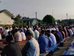 Ratusan Orang Hikmat Dalam Shalat Idul Adha Di Lapangan Kompi Senapan-B/TWEJ