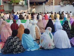 Warga Gunung Sari Tetap Khusyuk Laksanakan Shalat Idul Adha Di Lapangan Yang Penuh Puing Beton
