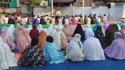 Warga Gunung Sari Tetap Khusyuk Laksanakan Shalat Idul Adha Di Lapangan Yang Penuh Puing Beton