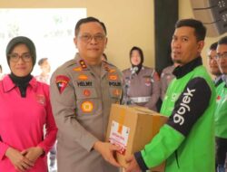 Polda Lampung Salurkan 300 Paket Sembako Untuk Driver Ojol Di Hari Bhayangkara Ke-79