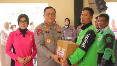 Polda Lampung Salurkan 300 Paket Sembako Untuk Driver Ojol Di Hari Bhayangkara Ke-79