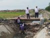 Saluran Irigasi Maneungteung di Desa Melakasari Tertutup Sampah Kiriman, Pemdes Lakukan Pembersihan Swadaya