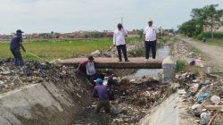 Saluran Irigasi Maneungteung di Desa Melakasari Tertutup Sampah Kiriman, Pemdes Lakukan Pembersihan Swadaya