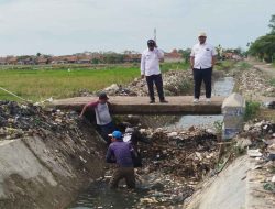 Saluran Irigasi Maneungteung di Desa Melakasari Tertutup Sampah Kiriman, Pemdes Lakukan Pembersihan Swadaya