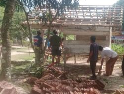 Warga Muara Tenang Timur, Mesuji, Gelar Gotong Royong Perbaikan Poskamling
