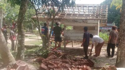 Warga Muara Tenang Timur, Mesuji, Gelar Gotong Royong Perbaikan Poskamling