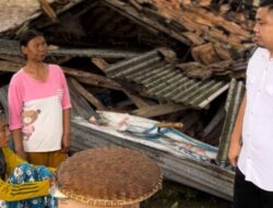 Merik Havit Sambangi Korban Rumah Ambruk Di Kalianda