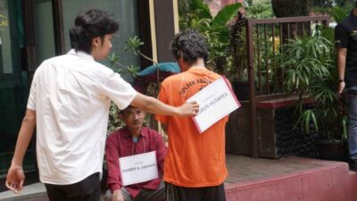 Tersangka Kasus Pembunuhan Agen Gas Elpiji di Duri Kepa Jalani Rekonstruksi, 18 Adegan Diperagakan di Depan Polsek Kebon Jeruk