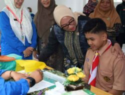 Hari Santri Nasional 2025, Menteri PPPA Tinjau Cek Kesehatan Gratis di MAN 1 Jombang