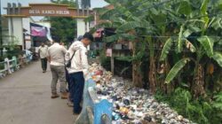 Tumpukan Sampah Menggunung di Sungai Kanci Berhasil Diangkat, Camat Astanajapura Tegaskan Pentingnya Penegakan Perdes Sampah