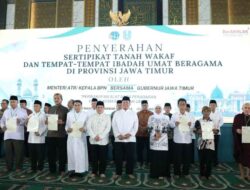 Menteri ATR/BPN Serahkan 2.532 Sertipikat Tanah Wakaf dan Rumah Ibadah Di Jawa Timur