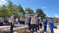 Sebulan Lebih 4.800 Kubik Kayu Dan Tongkangnya Terdampar Di Pesisir Barat, Masyarakat Pertanyakan Siapa Yang Bertanggungjawab