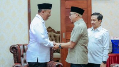 Gubernur Lampung Rahmat Mirzani Djausal Saat Memberikan Surat Penugasan Plt Bupati Lampung Tengah I Komang Koheri, Didampingin Sekdaprov Lampung (Foto : pdiperjuanganlamoung.id)