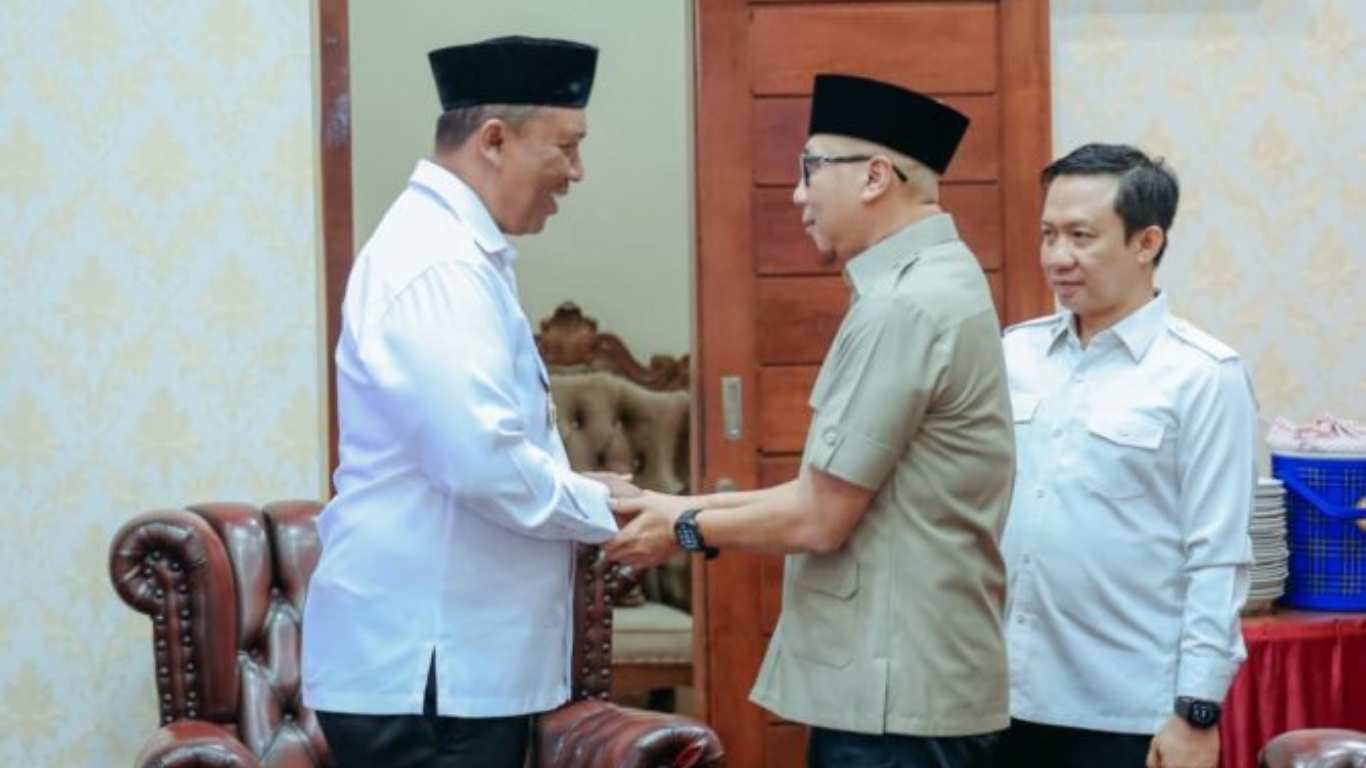 Gubernur Lampung Rahmat Mirzani Djausal Saat Memberikan Surat Penugasan Plt Bupati Lampung Tengah I Komang Koheri, Didampingin Sekdaprov Lampung (Foto : pdiperjuanganlamoung.id)
