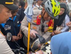 Polisi Pelabuhan Bakauheni Sapa Penumpang Kapal Dengan Cara Unik : “Ngupi Pai Puakhi”