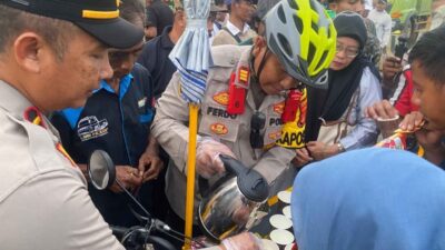 Polisi Pelabuhan Bakauheni Sapa Penumpang Kapal Dengan Cara Unik : “Ngupi Pai Puakhi”