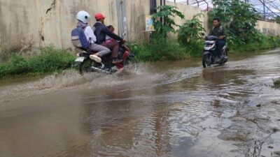 Genangan “Banjir” Yang Tak Kunjung “Diatasi” Di Jalan Senopati Raya, Bandar Lampung