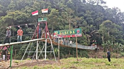 Di Atas Sungai Jembatan Garuda Menyatukan Harapan Warga Pekon Umbar