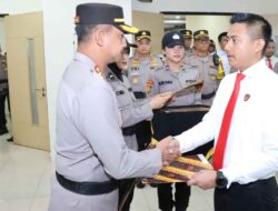 Kapolres Metro Jakarta Barat Pimpin Upacara Kenaikan Pangkat dan Penghargaan