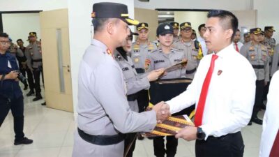 Kapolres Metro Jakarta Barat Pimpin Upacara Kenaikan Pangkat dan Penghargaan