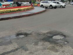 Miris, Ada Jalan Berlubang Di Tugu Adipura, Ikon Kota Bandar Lampung