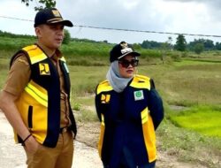 Aksi Viral jalan Rusak!! Gugah Pemkab dan Masyarakat Perbaiki Jalan Sementara