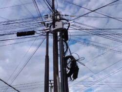 Keberadaan Tiang Dan Kabel Jaringan Internet Yang Semrawut Mulai Dikeluhkan Masyarakat