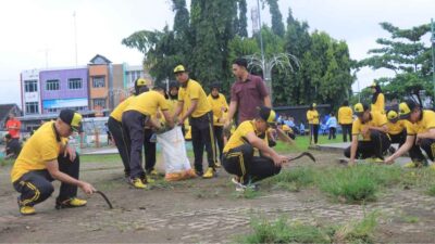Polres Metro Sisir Sampah Lapangan Samber