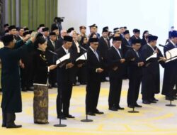 Tujuh Anggota Dewan Komisioner OJK Resmi Dilantik Ketua Mahkamah Agung