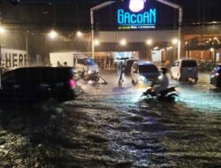 Sejumlah Motor Mogok Saat Melintas Genangan Banjir Di Jalan Urip Sumoharjo