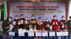 Kejari Bandar Lampung Musnahkan Barang Bukti dari Ratusan Perkara