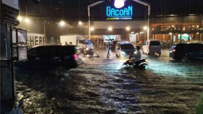Sejumlah Motor Mogok Saat Melintas Genangan Banjir Di Jalan Urip Sumoharjo