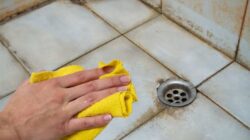 Ini Panduan Membersihkan Kerak Di Lantai Keramik